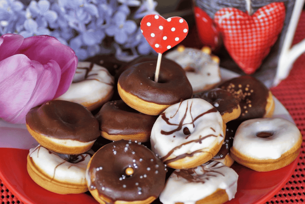 Donuts japonês pon de ring com uma cobertura deliciosa de chocolate